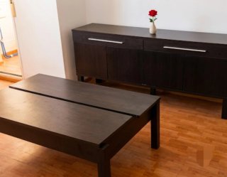 Consola de madera oscura