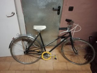 Bicicleta paseo antigua restaurada sin óxido