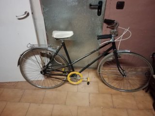 Bicicleta paseo antigua restaurada sin óxido