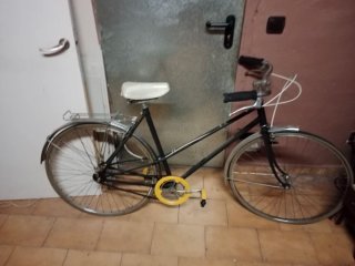 Bicicleta paseo antigua restaurada sin óxido