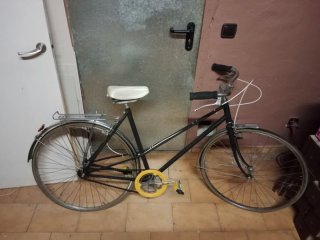 Bicicleta paseo antigua restaurada sin óxido