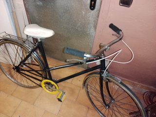 Bicicleta paseo antigua restaurada sin óxido