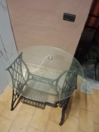 Mesa antigua base Singer cristal