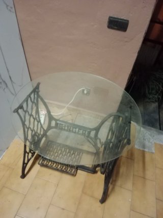 Mesa antigua base Singer cristal