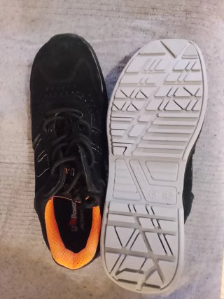 Zapatos de seguridad negros y naranjas