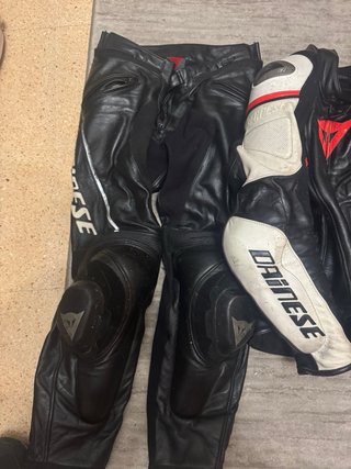 Mono Dainese 2 piezas negro y rojo