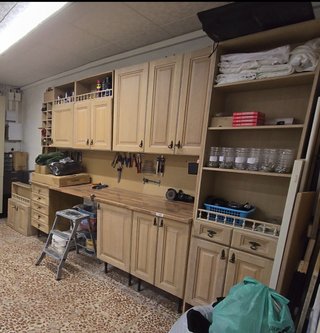 Banco de trabajo con armarios y cajoneras