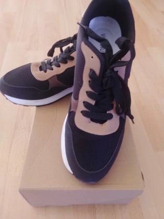Zapatillas deportivas negras y marrones