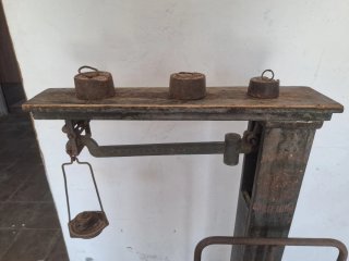 Báscula antigua industrial.