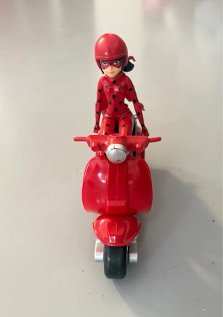 Ladybug con Moto Roja