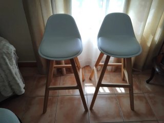 Taburetes altos cocina blancos y madera