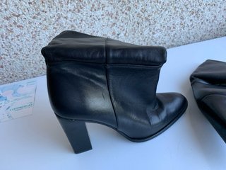 Botines de piel negros