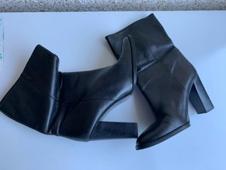 Botines de piel negros
