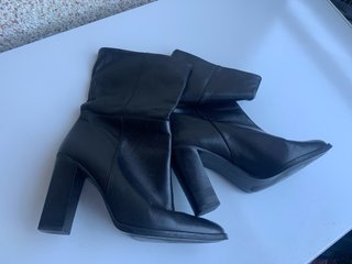 Botines de piel negros