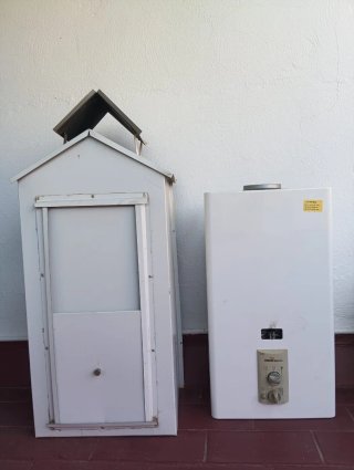 Termo de gas y caseta blanca