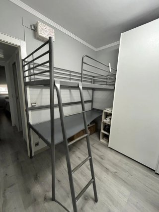 Cama alta con escritorio