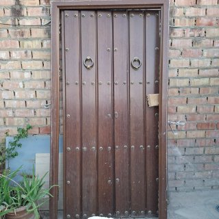 Puerta de entrada de aluminio con imitación madera