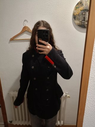 Abrigo negro con detalles rojos
