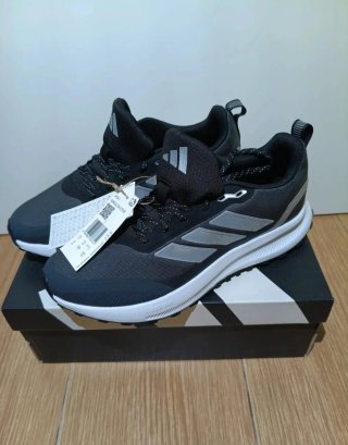 Zapatillas Adidas Negras y Plateadas