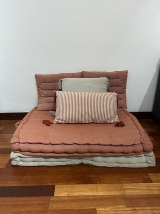 Cojines de palet rosa y gris