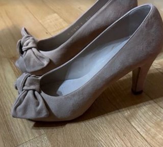 Zapatos tacón beige con lazo