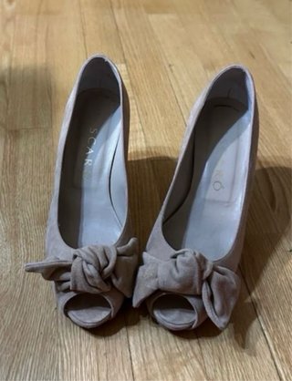 Zapatos tacón beige con lazo