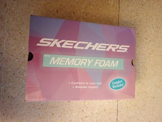 Zapatillas Skechers Slip-ins veganas negras y rosa