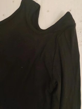 Camiseta negra hombro descubierto manga larga