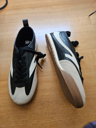 Zapatillas deportivas negras y blancas