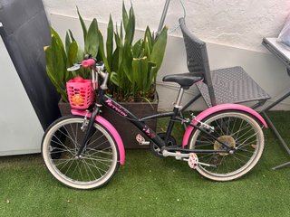 Bici niña B-Twin negra y rosa