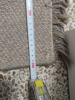 Alfombra beige y blanca de tela
