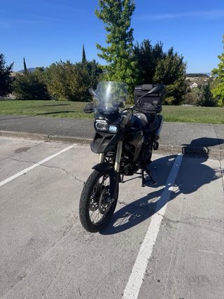 BMW F800GS Negra y Dorada