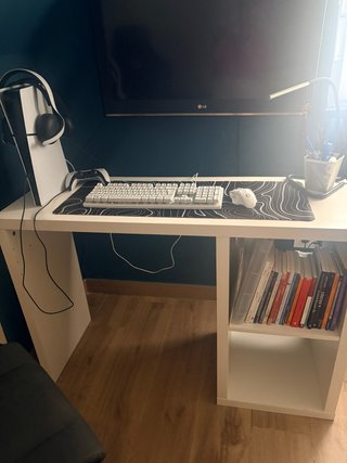Escritorio y silla de madera