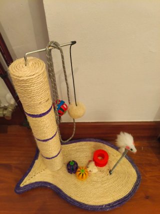 Rascador y juguetes para gato