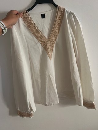 Blusa blanca con detalles dorados