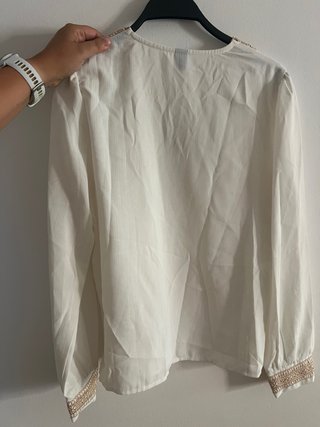 Blusa blanca con detalles dorados