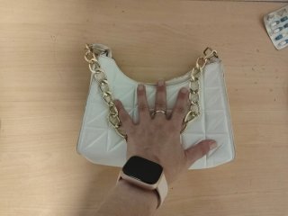 Bolso blanco con cadena dorada