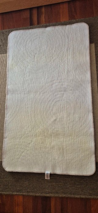 Alfombra beige y marrón de tela