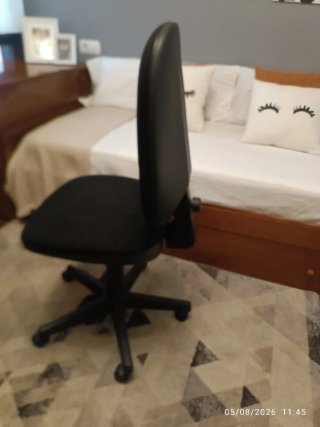 Silla giratoria de oficina negra