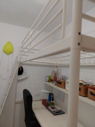 Cama alta Ikea Svarta metálica blanca