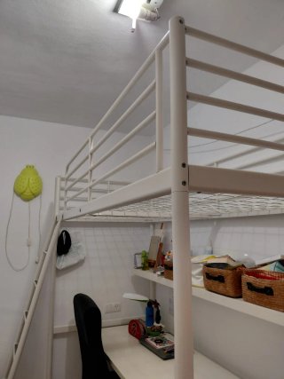 Cama alta Ikea Svarta metálica blanca
