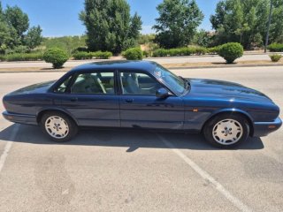 Jaguar XJ 1996 en garaje, histórico.