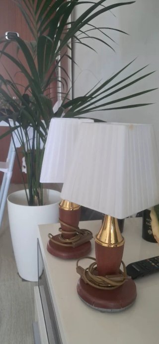Lámparas de mesa doradas y marrones