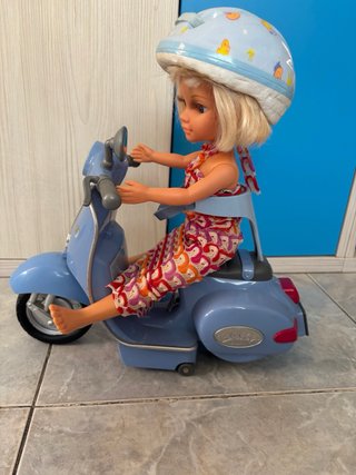 Nancy con moto azul y casco