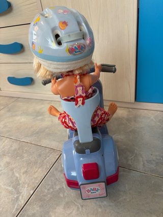 Nancy con moto azul y casco