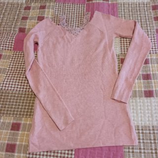 Jersey punto escote pedrería hombros descubiertos