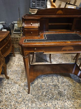 Escritorio clásico con marquetería