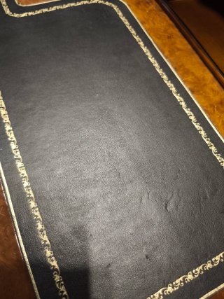 Escritorio clásico con marquetería