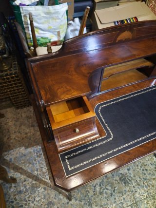 Escritorio clásico con marquetería