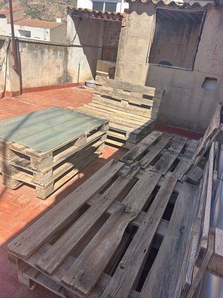 Sofá de palets con mesa de centro (SE REGALA)